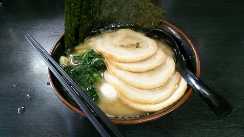 「チャーシューめん（880円）濃め・固め」@横浜家系ラーメン すずき家の写真