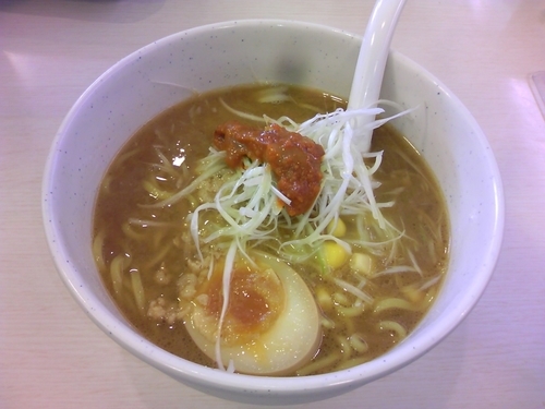 「こだわり辛みそ入り味噌ラーメン（バターソース入り）」@魚べい フレスポ稲毛店の写真