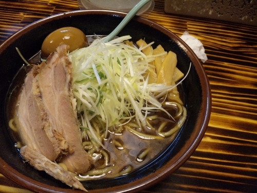 「濃厚魚介醤油味玉ラーメン　880円」@いざや 上田原店の写真