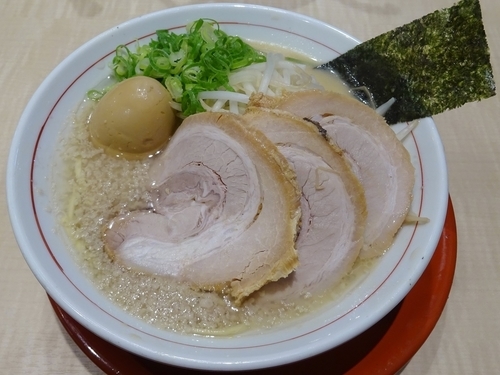 「豚玉ラーメン（800円）替玉×2」@替玉千里眼 志木店の写真