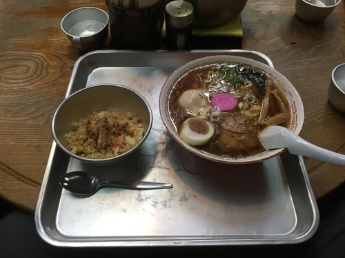 「醤油ラーメンとミニチャーハン。」@醤油屋本店 サンピアザ店の写真