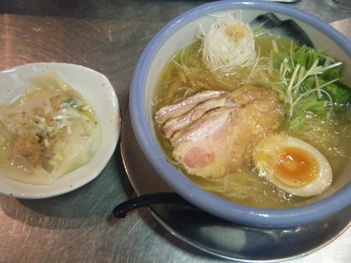 「夏季限定：冷やし柚子塩麺1285円+雲吞367円」@ZUND-BARの写真