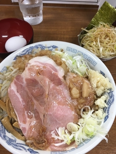「油そば850円+味ネギ100円+ロースト豚100円」@ラーメンの店 どでん 北浦和店の写真