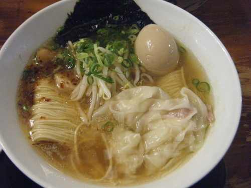 「味玉しおそば850円+ふんわりワンタン100円（税別）」@麺や食堂 本店の写真