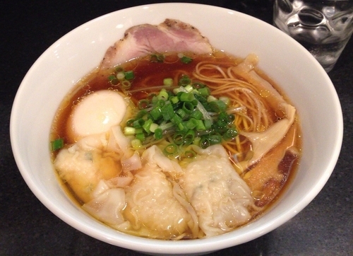 「醤油その１(木桶仕込みの生揚げ醤油)＋味玉＋ワンタン」@中華そば 安成の写真