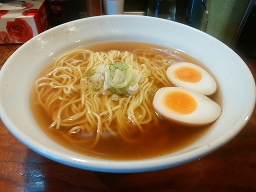 「醤油ラーメン(並盛・150g)500円＋味玉子100円」@中華そばつけそば 千思萬考の写真