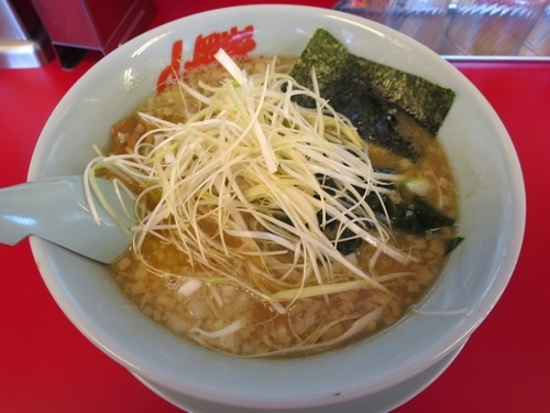 「煮干し醤油らーめん ８５０円 ※クーポンで味付白髪ネギ」@ラーメン山岡家 羽生店の写真