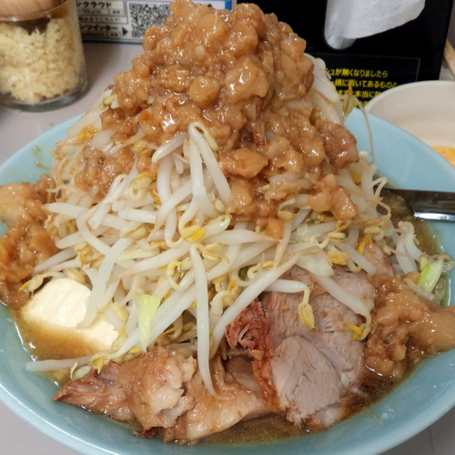 「小ラーメン（ハーフ＆ハーフ）アブラマシマシ750円生卵50円」@立川マシマシ 足利総本店の写真