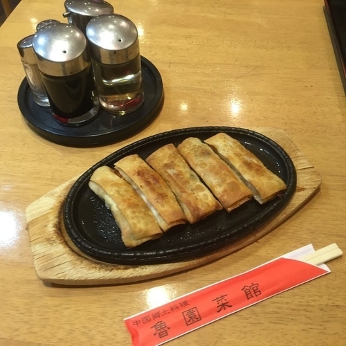 「名物鉄鍋餃子￥510」@魯園菜館 砧店の写真