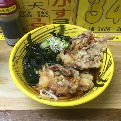 「ぬるいうどん、ゲソ天ダブル、半分わかめ ¥440」@地下鉄そばの写真