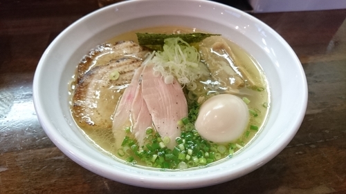 「純系塩特製ラーメン」@麺や 飛来の写真
