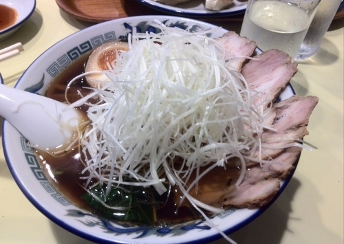 「チャーシュー麺840円+味玉100円+白髪ネギ170円」@手作り餃子ラーメン まる長の写真