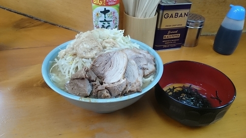 「大豚・生とじたまご(アブラ)￥１０００」@ラーメン二郎 新橋店の写真