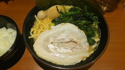 「味玉ラーメン+ほうれん草」@横浜家系ラーメン 壱角家 南池袋店の写真