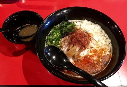 「辛い煮干しラーメン 900円」@辛味噌拉麺BOMBERの写真