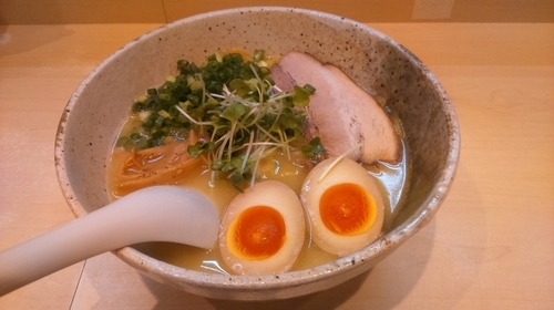 「塩らあめん700円+半玉50円」@麺や けせらせらの写真