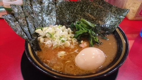 「ラーメン(麺硬め・味濃いめ・薬味ねぎ多め)＋海苔」@家系ラーメン とらきち家の写真