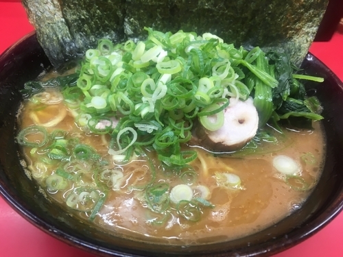「ラーメン［ 中盛り ＆ 海苔 ＆ 九条ねぎ ］」@ラーメン杉田家の写真