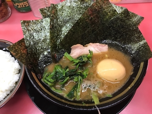 「ラーメン（+海苔+味付け玉子+ご飯）」@王道家の写真