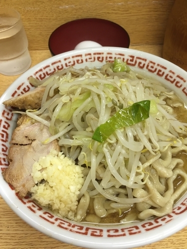 「小 野菜少なめ ニンニク 生卵」@ラーメン二郎 環七新新代田店の写真