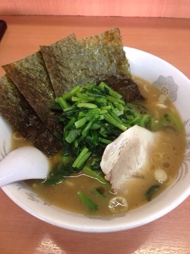 「らーめん固め少なめ（600）＋季節の青菜（100）」@うえむらや 霧が丘店の写真