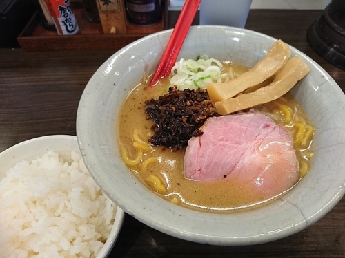 「赤味噌らーめん780円＋ライス100円」@味噌専門 麺屋大河の写真