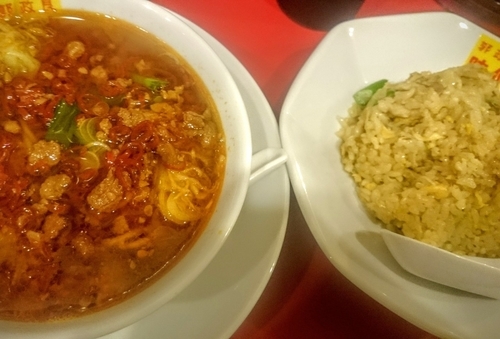 「台湾ラーメン＋ニンニクチャーハン」@郭 政良 味仙 東京神田店の写真