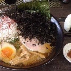 麺吉ラーメン＋おにぎり(800円＋ランチサービス)