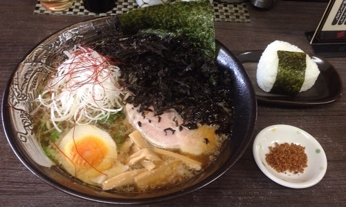 「麺吉ラーメン＋おにぎり(800円＋ランチサービス)」@神栖創心堂 麺吉の写真