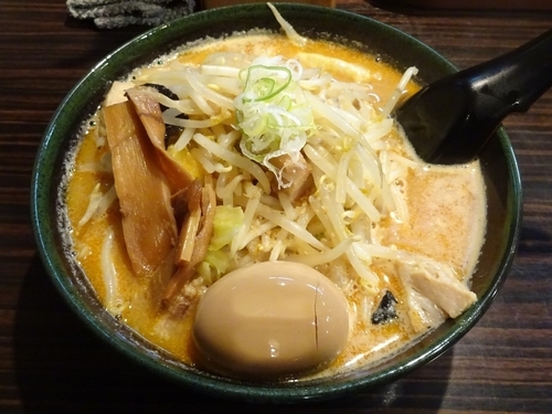 「辛味噌らーめん（850円）＋味付玉子（100円）」@めんや 蔵の写真