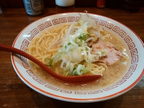 「岩塩らーめん＋ビール」@ラーメンアキラの写真