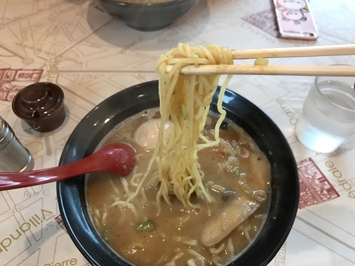 「煮魚出し汁ラーメン800円ランチサービスの味卵」@麺友の写真