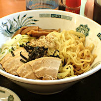 「汁なしラーメン（油そば）550円＋餃子210円」@日高屋 小田急町田北口店の写真