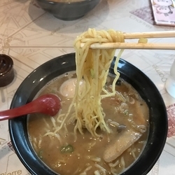 煮魚出し汁ラーメン800円ランチサービスの味卵