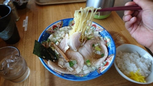 「特製中華麺醤油（全部のせ）900円 ネギトッピング」@中華麺 ごとうの写真