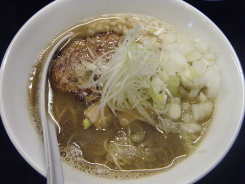 「煮干中華そば（NORMAL）750円+UP玉ねぎ50円」@煮干中華そば のじじの写真