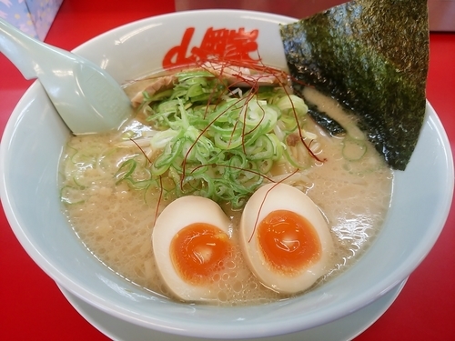 「塩麹とんこつラーメン(並盛・150g)850円」@ラーメン山岡家 大泉店の写真