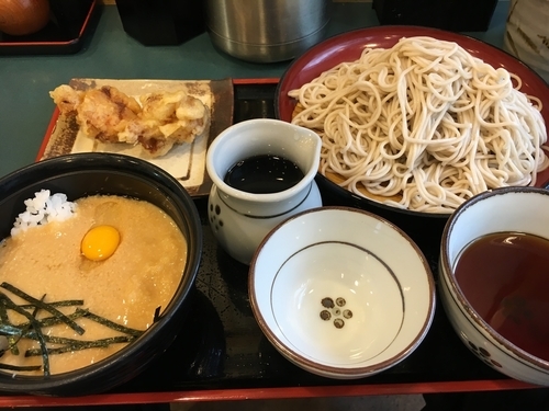 「山かけ丼セット＋二枚盛り（唐揚げ２個サービス）【590円】」@小諸そば 歌舞伎店の写真