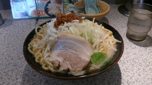 「豚そば820円+大盛り100円」@横浜家系ラーメン たくみ家 土浦阿見店の写真