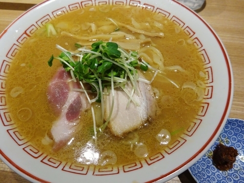 「蔵出し味噌らーめん 700円 ＋ 辛み玉 100円」@超多加水自家製手揉み麺 きたかた食堂の写真