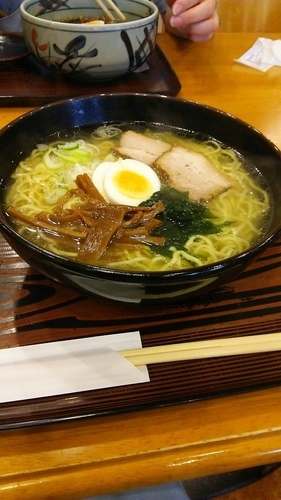 「塩ラーメン　大盛無料　\750　税別」@とうそん 藤枝店の写真