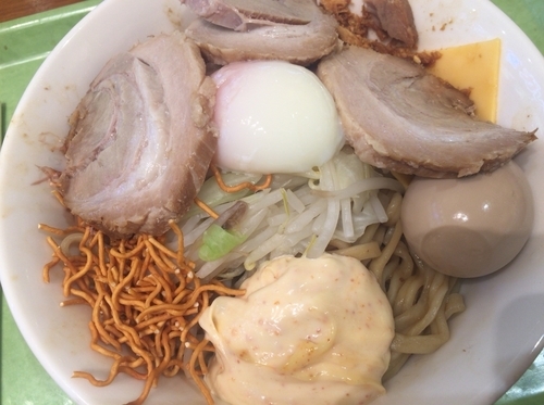 「まぜそば 子豚増し煮卵チーズベビースターえびまよ」@ジャンクガレッジ イオンレイクタウンmori店の写真