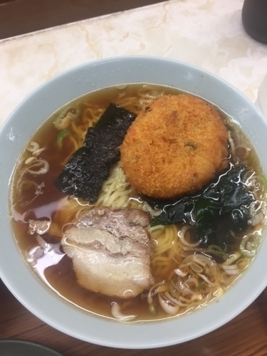 「ラーメン定食　570円（ラーメン・ライス・コロッケ・漬物）」@立喰 新角の写真
