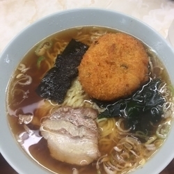 ラーメン定食　570円（ラーメン・ライス・コロッケ・漬物）