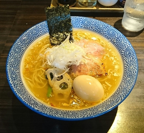 「塩そば+半熟煮卵」@麺や 豊の写真