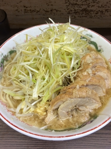 「小豚 半分固め ネギ 790＋100円」@ラーメン二郎 横浜関内店の写真