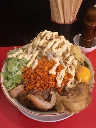 「まぜそば大盛500ｇ＋豚一枚」@鷹の目 獨協大学前本店の写真