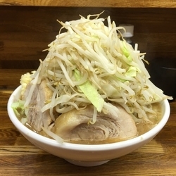 大らーめん　830円　やさいにんにく！