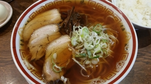 「中華そば(650円)+茹で玉子(50円)+ライス(サービス）」@中華そば つし馬の写真