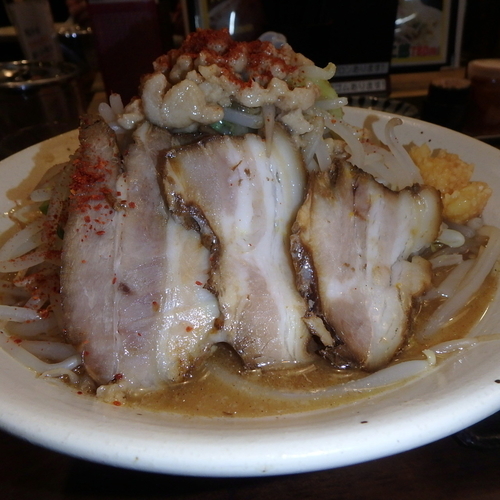 「いち二郎無料大盛(730円)全マシ、唐揚げ(クーポン)」@ラーメン一心 丸の内店の写真